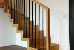 Schody dywanowe, balustrada metal- drewno