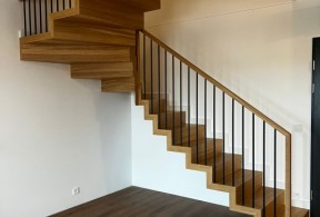 Schody dywanowe, balustrada metal- drewno