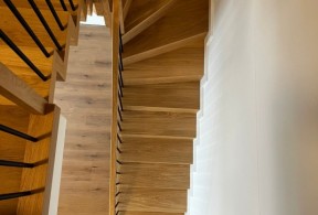 Schody dywanowe, balustrada metal- drewno