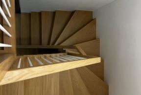 Schody dywanowe,balustrada metal-drewno 