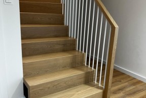 Schody dywanowe,balustrada metal-drewno 